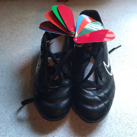 🛍2/$30 New Nike MYO Team Colour Soccer Shoes - Picture 1 of 8